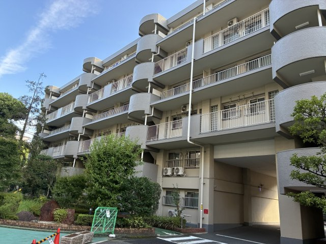 グリーンコーポ多摩プラザA棟の外観