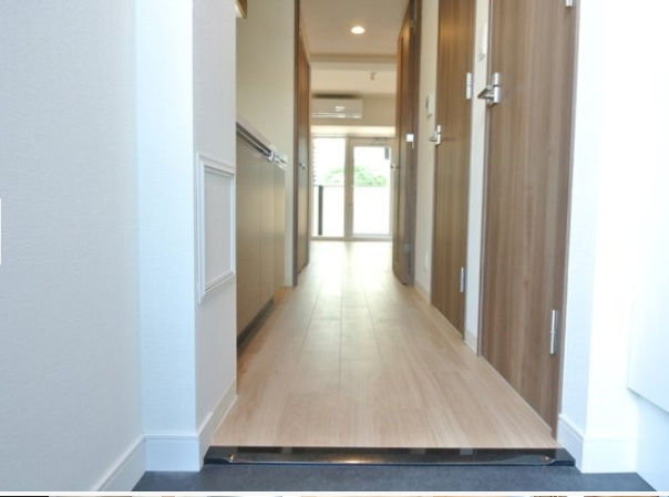 プレサンス新大阪ザ・デイズの玄関