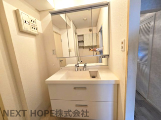 【独立洗面台】 | 今津浜パークタウン19号棟 | 洗面化粧台です♪シャワー水栓で使い勝手も良いです！！鏡は三面鏡になっております！！
