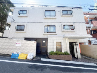 【外観】 | 手入れの行き届いた外壁やエントランスなど、「見ればわかる」レベルで清潔感を保ったマンションです。築年数を感じさせない姿で皆様をお出迎えします。～即日のご見学可能～　お問合せはお気軽にどうぞ。