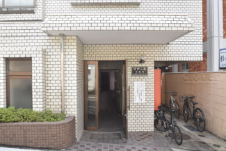 【エントランス】 | お客様を、そして住人を出迎えてくれるマンションのエントランス。ゴミが落ちていないことからも、管理状態の良さや住民の節度の高さが見て取れます。～即日のご見学可能～　お問合せはお気軽にどうぞ。