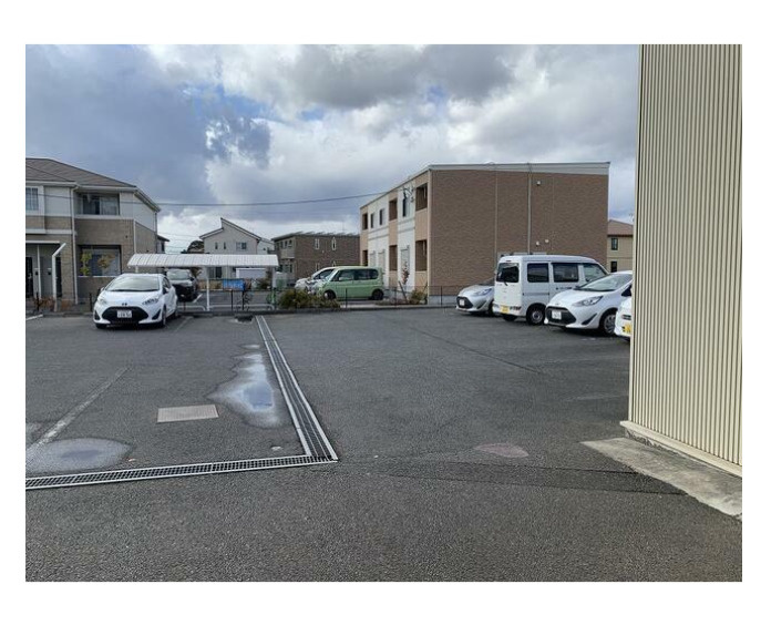 知立市来迎寺町貸事務所倉庫の駐車場