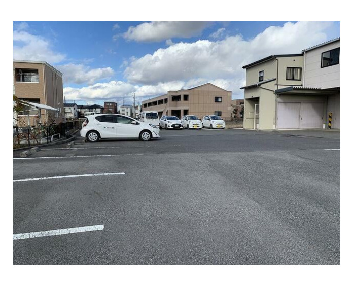 知立市来迎寺町貸事務所倉庫の駐車場