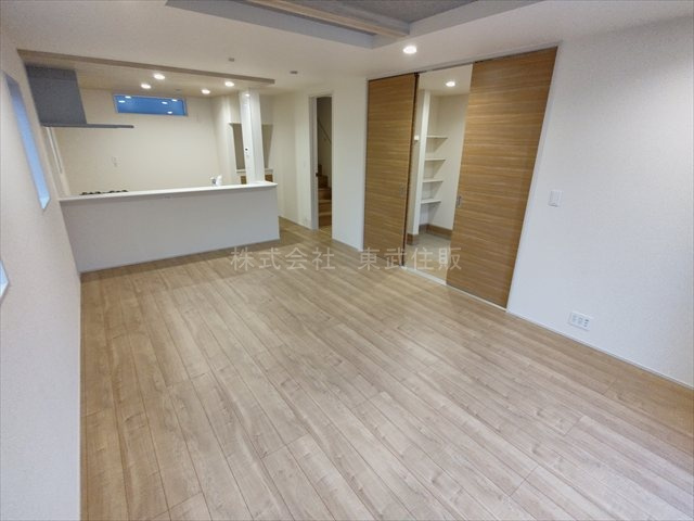 【居間・リビング】 | 鶴ヶ島市羽折町 | こちらの18.0帖のリビングで趣味の時間をお楽しみください