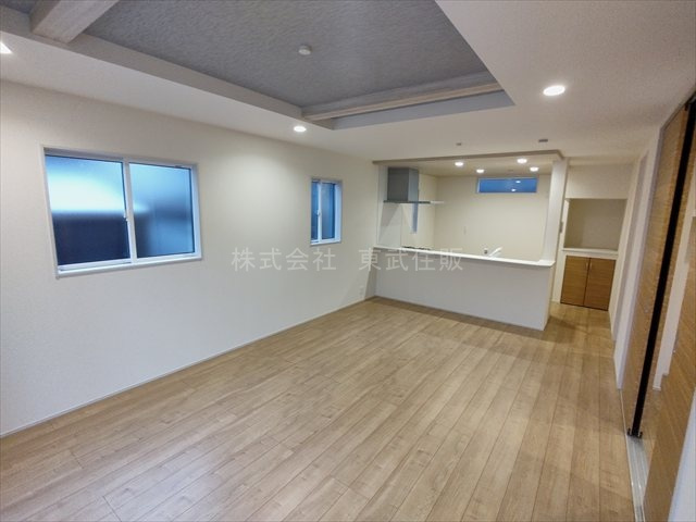 【居間・リビング】 | 鶴ヶ島市羽折町 | 開放感があり日当たり良好です