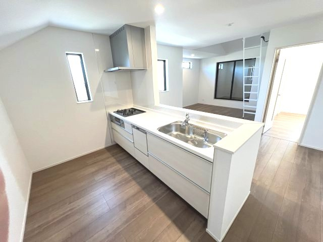 昭島市朝日町3丁目　新築戸建全9棟のキッチン|ダイニングに面した対面式キッチンでは、できたてのお料理がすぐテーブルに出せます