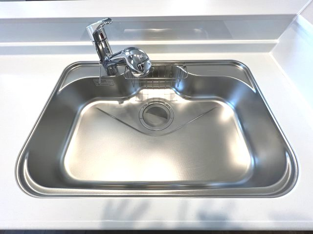 昭島市朝日町3丁目　新築戸建全9棟のキッチン|蛇口をひねるとすぐにきれいなお水が使える蛇口一体型浄水器を設置