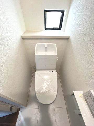昭島市朝日町3丁目　新築戸建全9棟のトイレ|2階トイレには快適な温水洗浄便座付