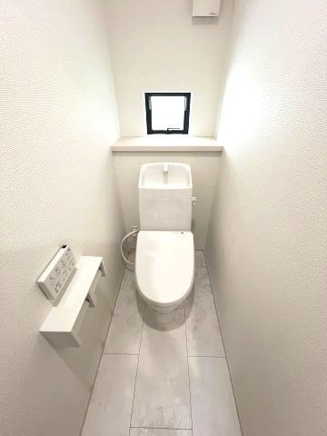 昭島市朝日町3丁目　新築戸建全9棟のトイレ|1階トイレには快適な温水洗浄便座付