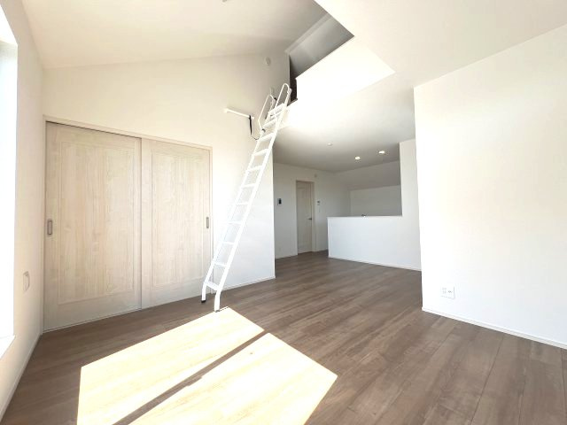 昭島市朝日町3丁目　新築戸建全9棟の居間・リビング|吹き抜けが特徴的なリビング