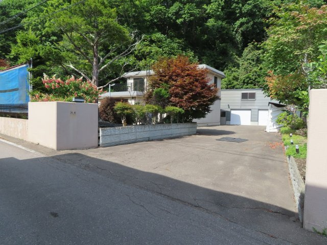 網走市字二ツ岩１８番地１７、１８番地４８　中古売家 外土地１筆　の駐車場