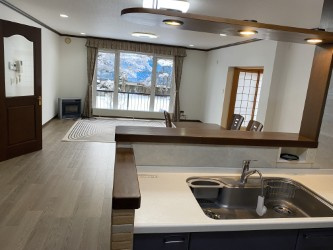 網走市字二ツ岩１８番地１７、１８番地４８　中古売家 外土地１筆　の居間・リビング