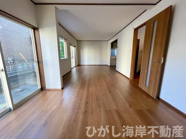 茅ヶ崎市萩園　中古戸建の居間・リビング|新規リフォーム完了！　14.2帖　LDK