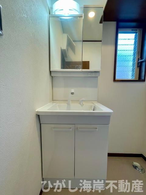 茅ヶ崎市萩園　中古戸建の独立洗面台|新規リフォーム完了！　三面鏡化粧台