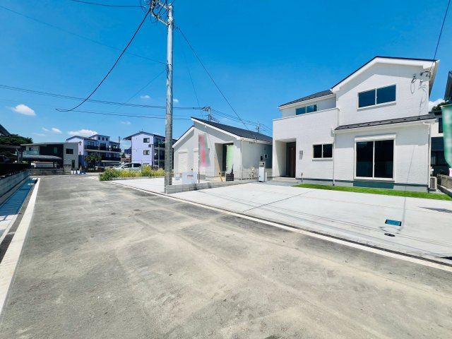 高崎市新町の前面道路含む現地写真|前面道路、敷地内で間口も広く駐車も楽々♪