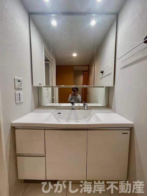 グランシティ湘南海岸Ⅱガレリア・プラージュの独立洗面台|新規リフォーム完了！　三面鏡化粧台