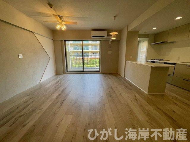 グランシティ湘南海岸Ⅱガレリア・プラージュの居間・リビング|新規リフォーム完了！　16.7帖　LDK