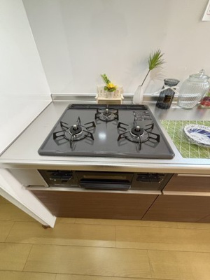 【キッチン】 | 新森小路コーポ | 三口コンロでお料理も効率的に進められます。