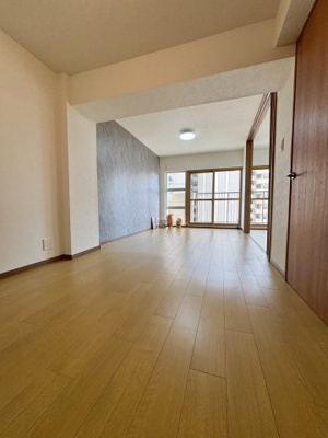 【居間・リビング】 | 新森小路コーポ | LDK（約14.3帖）：日常の中心になるLDKです。南向きのバルコニーに面しており、明るく風通しも良い空間です。