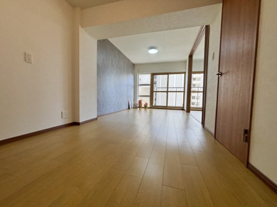 【居間・リビング】 | 新森小路コーポ | LDK（約14.3帖）：ナチュラルブラウンのフローリングが温もりを感じられる内装です。