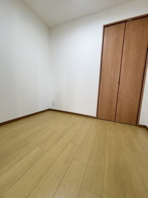 【洋室】 | 新森小路コーポ | 納戸（約3.45帖）：テレワークや書斎、趣味部屋など、集中したい時にぴったりの広さです。もちろん個室としても使えます。