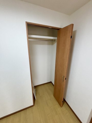 【収納】 | 新森小路コーポ | 納戸（約3.45帖）：クローゼット収納です。