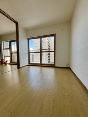 【洋室】 | 新森小路コーポ | 洋室（約5.7帖）：バルコニーに面した陽当たりの良い洋室です。