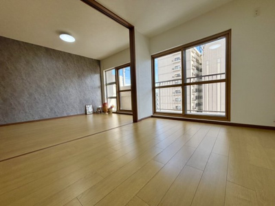 【洋室】 | 新森小路コーポ | 間仕切りを開放することでLDKとの一体利用もできます。