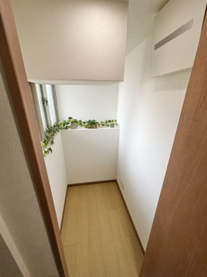 【収納】 | 新森小路コーポ | 広々使える玄関収納です。自然な光を届ける窓がついており、換気もできます。