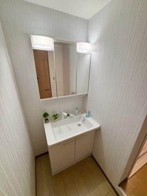 【独立洗面台】 | 新森小路コーポ | 日々の身支度に欠かせない独立洗面台です。