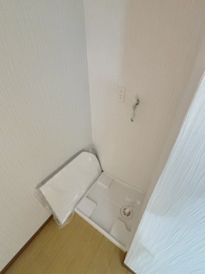 【ランドリースペース】 | 新森小路コーポ | 洗濯機から床への漏水を防ぐことが出来る防水パン設置済み。