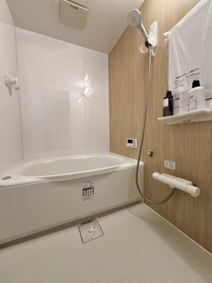 【浴室】 | 新森小路コーポ | 木目調のアクセントパネルで、お部屋のようなリラックス空間を演出するバスルームです。