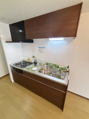 【キッチン】 | 新森小路コーポ | 木目デザインでリビングに馴染むシステムキッチン。
開放感があり、配膳の動線もスムーズなオープンタイプです。