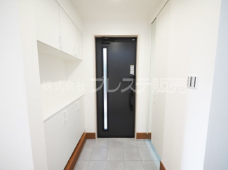 【玄関】 | 現地写真（玄関）玄関収納・シューズクロークのある玄関です♪電子ロック＆ディンプルキーを採用！