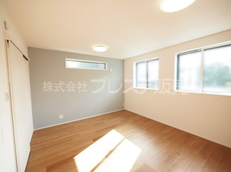 【洋室】 | 現地写真（1階洋室）将来、２部屋にも分割できます。