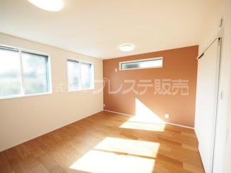 【洋室】 | 現地写真（1階洋室）将来、２部屋にも分割できます。
