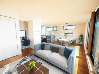 【居間・リビング】 | 現地写真（リビング）床暖房を標準装備！ＬＤＫは広々21.2帖！陽あたり良好です♪