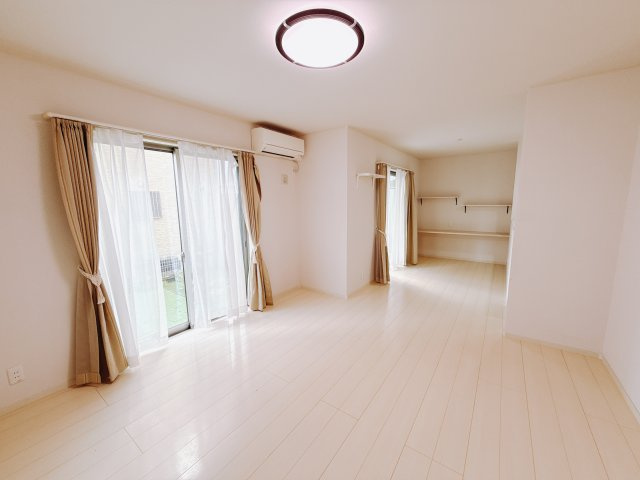 【中古戸建】前橋市堀越町の居間・リビング|これから長く住むお家のリビングには毎日気持ちのいい日差しが差し込みます。ポカポカ日向ぼっこをしながらお昼寝をするのもいいですね♪明るいリビングに気分も晴れやかに♪