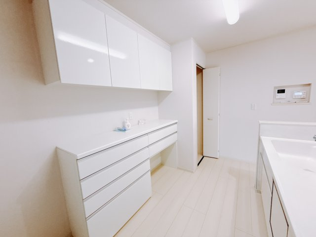 【中古戸建】前橋市堀越町のキッチン|調理器具の出し入れが便利なスライド収納♪毎日家事を頑張る皆さまにおすすめしたいポイントです(*^^*)