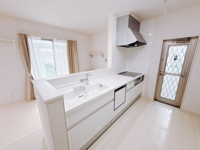 【中古戸建】前橋市堀越町のキッチン|お料理をしながらお部屋を見渡せることができる対面キッチンを採用。コミュニケーションがとりやすく、家族の絆が深まります。今日の出来事をおしゃべりしながら楽しい時間をお過ごしください♪