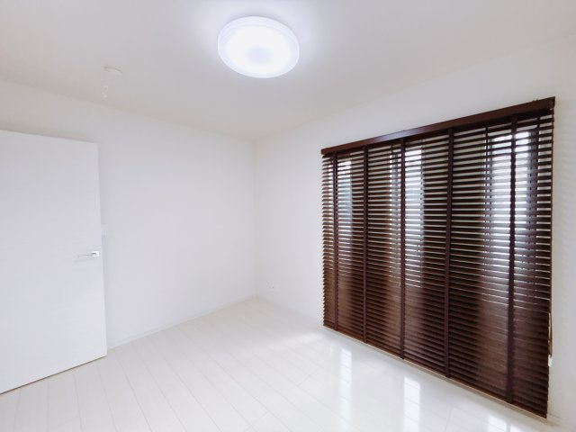 【中古戸建】前橋市堀越町の洋室|「今日も一日お疲れ様」とご夫婦でゆったりくつろげる寝室。毎日の家事やお仕事に疲れた日はフカフカのベットで癒されてください。テレビや本棚をおいても快適な広さなのが自慢のお部屋です♪