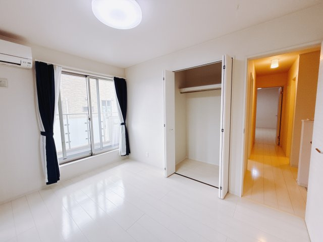 【中古戸建】前橋市堀越町の洋室|広い寝室ならインテリアも自由自在にお楽しみいただけます♪お外から帰ってきた後は寝室でゆっくり自分の時間をお過ごしください。