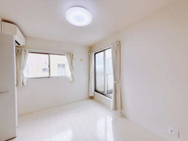 【中古戸建】前橋市堀越町の洋室|ダブルベッドを置いても充分な広さを2Ｆのお部屋に設けております。お子様と家族みんなで寝るのも夢じゃありません♪窓からは光が差し込むので日中でも明るいお部屋です。