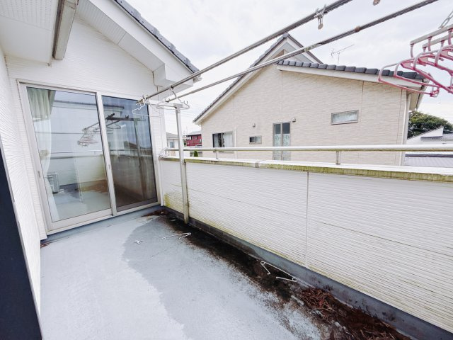 【中古戸建】前橋市堀越町のバルコニー|普通のバルコニーより広い仕様のワイドバルコニー。洗濯物やお布団だけでなく雨の日にたまった洗濯物はもちろん、プランターを置くことで家庭菜園も可能です♪