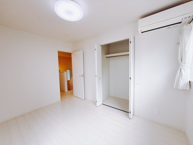 【中古戸建】前橋市堀越町の洋室|お子様にとって初めての「自分だけのお部屋」。どんなお部屋にするのか楽しみになりますね♪こちらのお部屋は洋室になっているので、もし汚してしまっても簡単にお掃除できるので助かります。