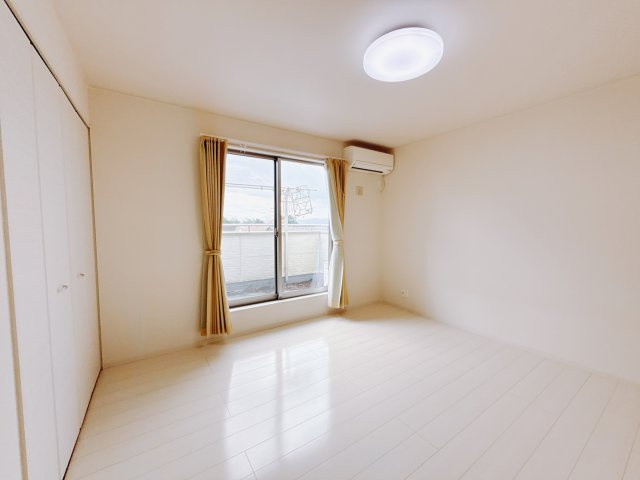 【中古戸建】前橋市堀越町の洋室|ママ友が来ても子供達には子供部屋で遊んでいてもらうことができます。ママ達はリビングで楽しくおしゃべりに華を咲かせながら気兼ねなく盛り上がれます♪