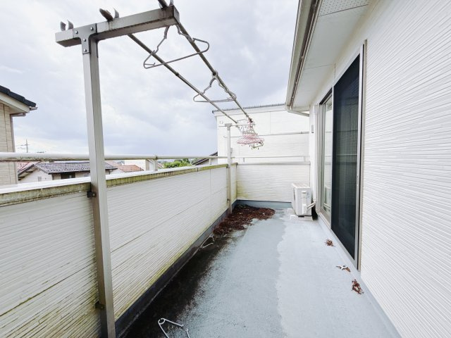 【中古戸建】前橋市堀越町のバルコニー|バルコニーから入る日差しは暖かく、爽快な朝の目覚めを促してくれます♪洗濯物やお布団を干して太陽の香りを吸い込んだお布団で夜はおやすみください。