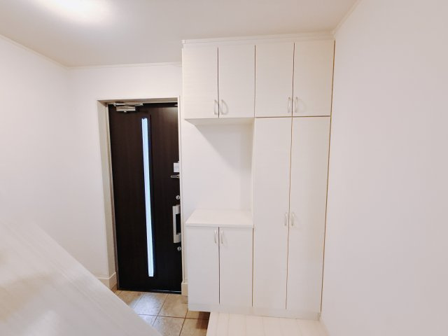 【中古戸建】前橋市堀越町の玄関|毎日の「いってらっしゃい」や「お帰りなさい」を大切なご家族と過ごす玄関は〈使いやすさ〉を追求しております。玄関横の物入は急な来客時でもさっとお片付けできるスペースを確保しています。