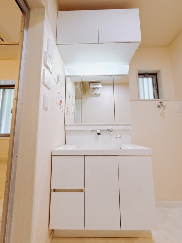 【中古戸建】前橋市堀越町の独立洗面台|通常より広いタイプの洗面所になっています。のびのびと使える洗面所には寒い冬にストーブをおいても邪魔になりません♪