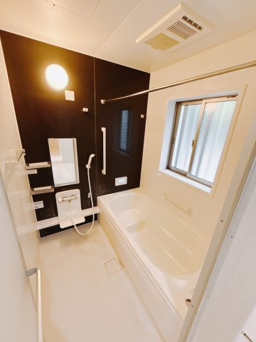 【中古戸建】前橋市堀越町の浴室|1日の疲れを癒せるお風呂♪足がのばせるほど広いお風呂にはエコベンチも搭載！小さいお子様を座らせれば一緒にお風呂へ入っても安心。浴室暖房乾燥機付きなので洗濯物も乾かせます。